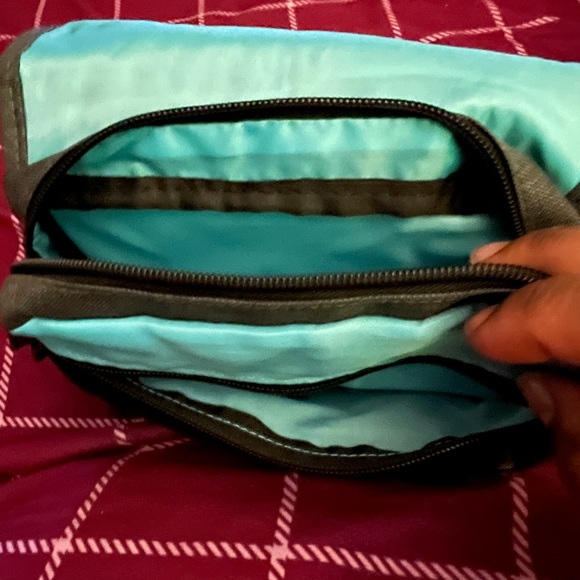 Everest Small cross Body bag. grey with sky blue inside! 5 pockets Unisex - Picture 6 of 7